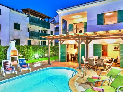 vila s baznom Hvar