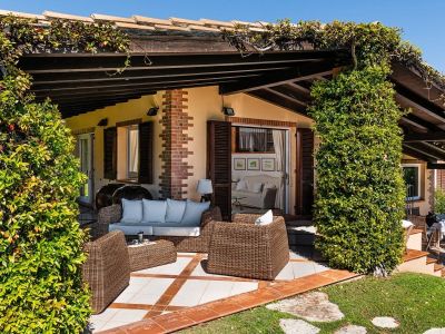 villa s baznom na Sardnii